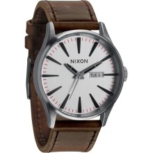 Nixon - The Sentry Leather in Silver / Brown