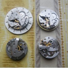 Set of 4 vintage watch movements with dial.