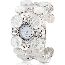 Analog Women's Alloy Quartz Bracelet Watch (White)