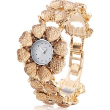 Women's Alloy Analog Quartz Bracelet Watch (Golden)