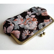 kiss lock wallet. clutch purse.wallet clutch.tapestry purse. Vintage style purse. metal frame purse.